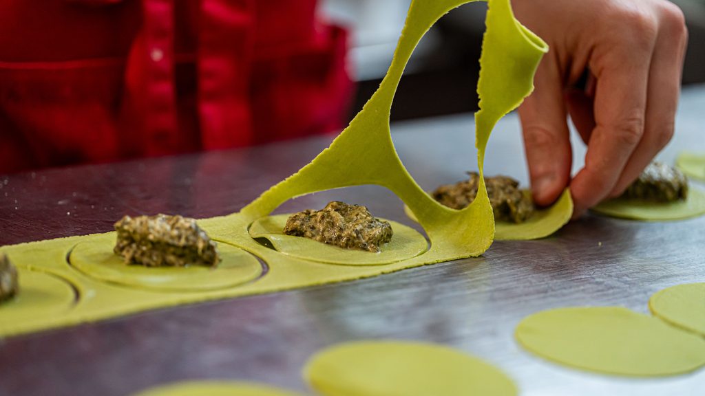 Elaboración artesanal de raviolis de pasta fresca durante el taller de 26KG en Barcelona.